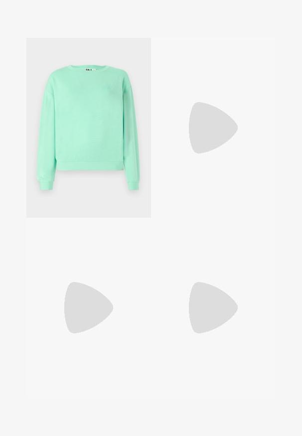 Sweatshirt vert menthe, col rond, manches longues, poignets côtelés, tissu doux, arborant un motif brodé discret sur la poitrine.; Jean large noir en denim, avec des coutures blanches contrastantes et une fermeture à bouton à l'avant, ainsi que deux poches avant en biais.; Baskets en daim vert avec des accents blancs, lacets texturés avec des détails roses et une semelle en caoutchouc beige, portées avec des chaussettes blanches et un short vert.; Sac à main beige en matériau souple, avec un design décontracté, des détails cousus et deux poignées. Idéal pour un usage quotidien.