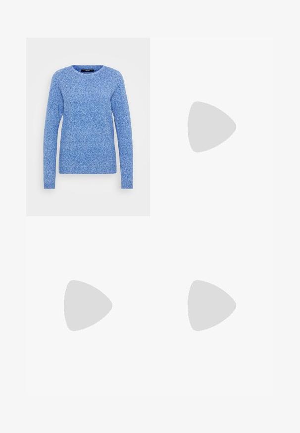 Μπλε πουλόβερ με μακριά μανίκια, στρογγυλή λαιμόκοψη, υφή πλεκτής σχεδίασης και ριμπ τελειώματα στους σφιγκτήρες και το στρίφωμα. Ελαφρύ ύφασμα με απαλή υφή.; Σκούρες μπλε ψηλόμεσες φαρδιές τζίν με μπροστινές τσέπες, θηλιές ζώνης, κλείσιμο με κουμπί και ορατές ραφές σε λευκό φόντο.; Μαύρες μποτίνες μέχρι τον αστράγαλο από σουέτ, με τετράγωνη μύτη, χοντρό τακούνι και υφή από λάστιχο, με ζιγκ ζαγκ λεπτομέρειες. Λείο φινίρισμα.; Ασημένιο σκουλαρίκι κρίκος με γυαλιστερή φινίρισμα, που διαθέτει μικρές χρυσές λεπτομέρειες και στρογγυλό σχήμα, φορεμένο στον λοβό.