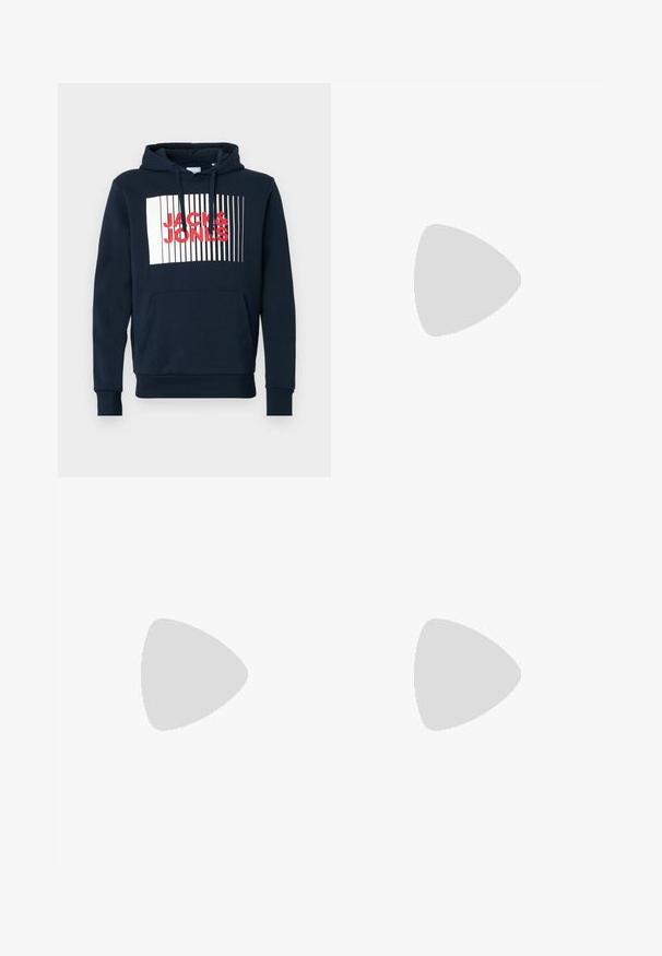 Marinblå bomullshoodie med en framfickan i kengurustil, snörning i huvan och en vit rektangulär grafik med fet röd text "JACK & JONES."; Ljusblå denimjeans med hög midja, framknäppning, dragkedja och femficksdesign, placerade platt på en neutral bakgrund.; Vit sneaker med svarta och grå accenter, med en strukturerad grå tådel, svart gummisul, och platta vita skosnören. Ren design, minimalistisk stil.; Grå mockafjällsryggsäck med rundad form, två fickor med dragkedja och justerbart bälte. Har metallackenter som detaljer.