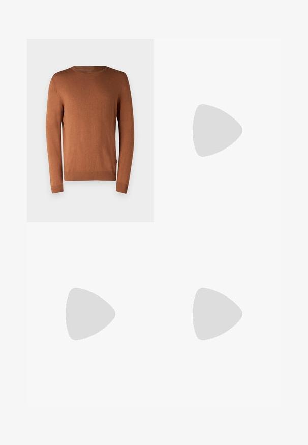 Brauner Strickpullover mit Rundhalsausschnitt, langen Ärmeln, gerippten Bündchen und Saum, der eine glatte Textur und ein einfaches Design aufweist.; Graue Cargo-Hosen aus robustem Stoff, mit geradem Bein Design, mehreren seitlichen Taschen und sichtbaren Nähten.; Schwarze Lederschuhe mit einer runden Spitze, Schnürdesign und dicker, strukturierter Sohle. Getragen mit maßgeschneiderten schwarzen Hosen und einem gerippten Pullover.; Schwarze rechteckige Sonnenbrille mit dunklen Gläsern. Glänzender Rahmen, gerade Bügel mit leichter Krümmung. Minimalistisches Design, keine Verzierungen.