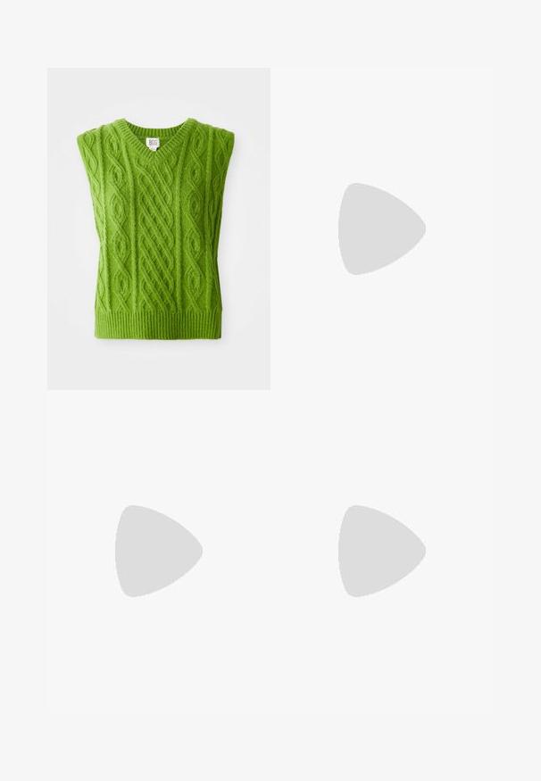 Colete verde tricotado com decote em V, apresentando padrões de cabos texturizados e barra rebitada. Feito de um material macio e espesso.; Jeans de cintura alta em azul claro, com pernas largas, bolsos dianteiros e traseiros, passantes para cinto e detalhes de costura vertical na parte da frente.; Saltos slingback em verniz preto com bico pontiagudo e um pequeno salto bloco, apresentando um detalhe de fivela prateada na tira.; Saco hobo preto em pele com uma textura lisa, forma curva e uma única alça ajustável; apresenta uma abertura larga na parte de cima.