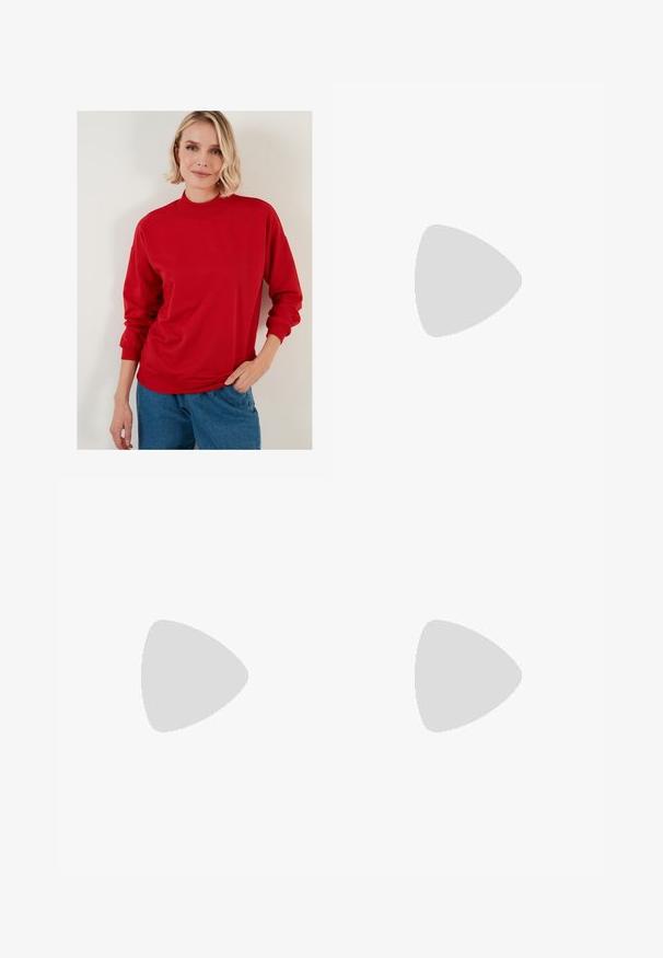 LELA HIGH COLLAR  - Melegítőfelső - red; Fekete, bő szárú nadrág, sima, fényes anyagból, rugalmas derékrésszel, látható zsebek vagy fém részletek nélkül.; Fekete vászon sportcipők fehér fűzővel, fehér gumi orral és vastag fehér középtalppal. Finom fehér varrással és gumi talppal rendelkezik.; Fekete téglalap alakú napszemüveg sötét lencsékkel és vastag, matt kerettel. A szárak enyhén elkeskenyednek, sima felületűek.