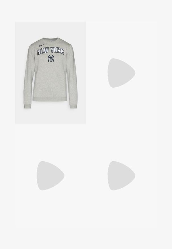 Grauer Langarm-Sweatshirt mit rundem Ausschnitt, das "NEW YORK" in navy Druck und ein navy Nike-Logo auf der linken Brust trägt.; Schlanke Jeans aus ausgebleichtem grauem Denim, mit abgenutzten Details an den Knien, kombiniert mit weißen Sneakers. Glatte Textur, schlanker Schnitt.; Weiße Leder-Sneaker mit Perforationen, runder Zehenpartie, flacher Sohle und dicken Schnürsenkeln, mit sichtbar eingesticktem Swoosh-Logo und "AIR" an der Ferse.; Silberner Armbanduhr aus Edelstahl mit einem dunkelblauen Zifferblatt, metallischen Stundenmarkierungen und einem Datumsfenster bei 3 Uhr. Wasserdicht bis 50 Meter.