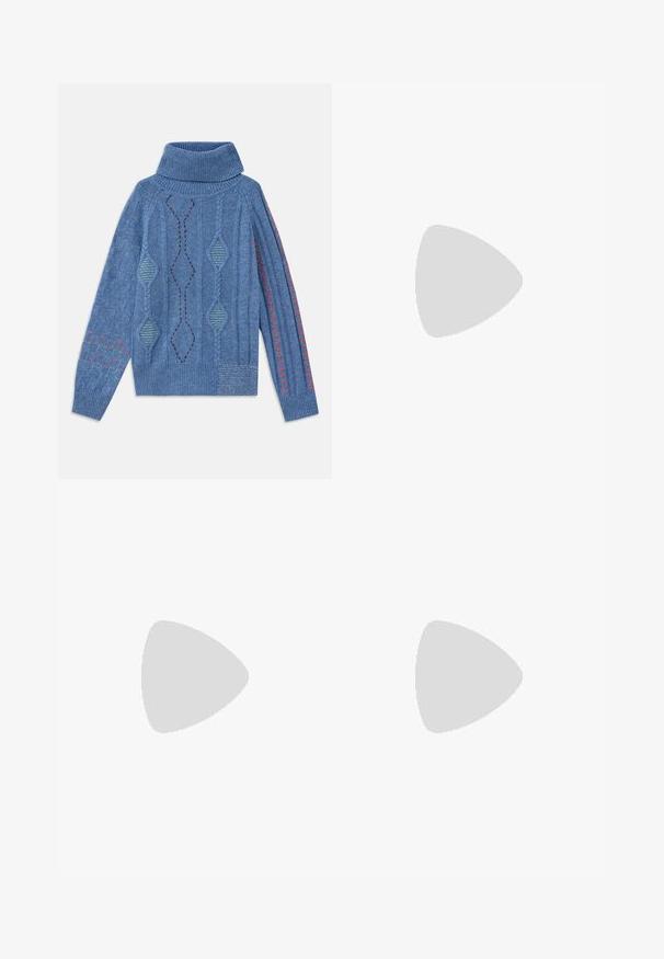 Modrý pletený svetr s rolákem, zdobený geometrickými vzory, texturovanými detaily a kontrastními vyšívacími prvky v červené a zelené barvě.; Černé pruhované kalhoty s úzkým střihem, se zúženým lemem a předními sklady. Vyrobené z hladkého materiálu se strukturovaným designem.; Paul Smith TOPANGA - Klasické baleríny - black; Námořnická kožená kabelka s dvěma dlouhými uchy, detaily s přezkou a připevněným klíčenkou. Vyznačuje se hladkým povrchem a obdélníkovým tvarem.