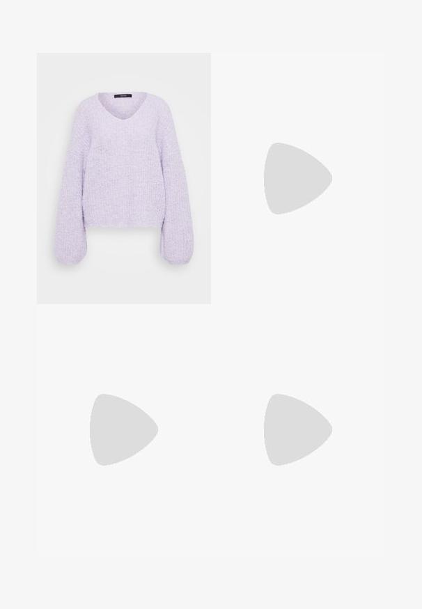 Pull en lilas tricoté avec un col en V, de longues manches ballons et un tissage texturé. Design court avec un ourlet côtelé.; Jupe noire, longueur genou, fabriquée en tissu lisse, avec une taille froncée et une silhouette fluide. Aucune motif ni accent visible.; Chaussures en cuir verni bourgogne avec un bout carré et une bride à la cheville, associées à un jean bleu clair à coupe décontractée. Les chaussures ont une finition brillante.; Lunettes de soleil transparentes roses avec des verres ovales, teintés d'un rouge foncé, et des branches fines, présentant une finition lisse et des détails subtils sur la monture.; Collier en chaîne en métal argenté avec des perles blanches alternées, présentant un fermoir sécurisé et une finition lisse et polie.