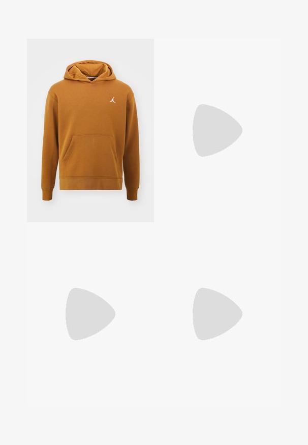 Jordan JORDAN BROOKLYN FLEECE - Sweatshirt - desert bronze white; T-shirt en coton noir Nike avec un col rond classique, des manches courtes et un logo embossé subtil sur la poitrine. Texture lisse.; Shorts blancs avec une taille élastique et un cordon de serrage, présentés sur un fond clair et uni. Convient pour une tenue décontractée ou par temps chaud.; Baskets de sport noires avec un dessus texturé, des détails en maille, une semelle ronde avec un amorti visible et des lacets noirs.