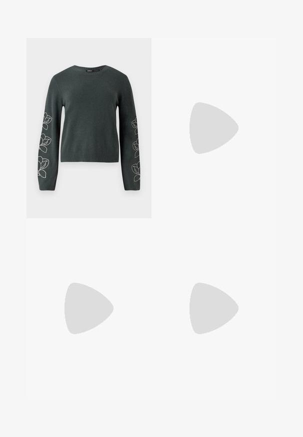 Dark green knit sweater with long sleeves, featuring white embroidered flower designs along the arms and a ribbed neckline and hem.; Black denim jeans with a straight-leg cut, five-pocket styling, a button closure, and subtle faded detailing on the thighs and knees.; Vagabond HENNIE - Heeled mules - cherry; Black leather handbag with a curved shape, detachable strap, and gold hardware. The bag features a flap with a buckle detail.