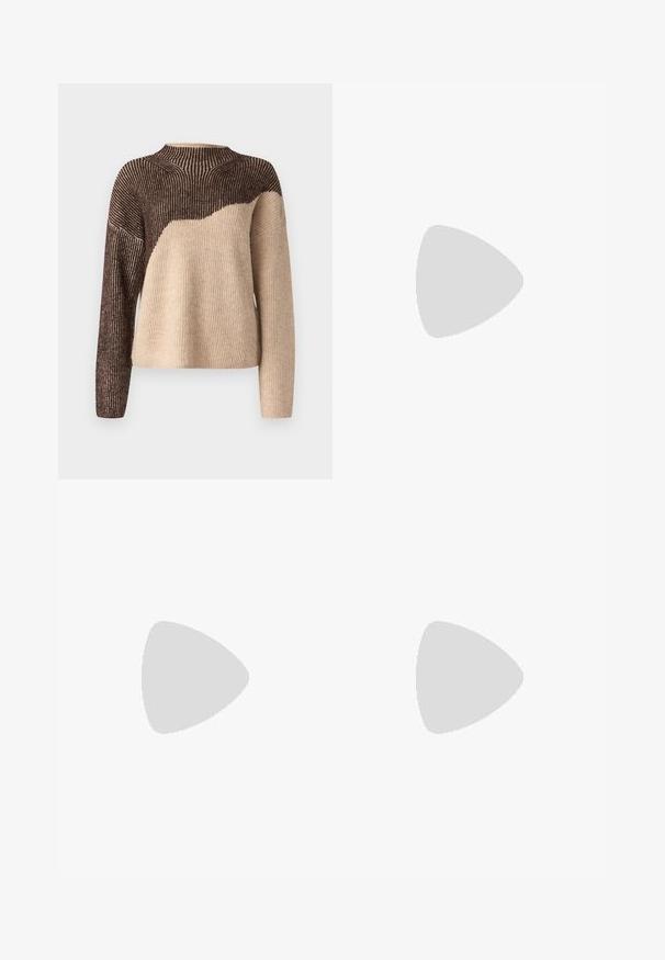 VILA VIKARLA - Pulóver - brown/beige; Sötétkék denim széles lábú farmernadrág. Öt zsebbel, övhurkokkal és nyers szegéllyel az alján, amelyen látható varrási részletek találhatók.; Magas fekete bőr csizma masszív fekete platformtalp és barna részlettel a sarkán, oldalnézet világosszürke háttéren.; Fekete bőr kézitáska egyedi legyezőformával, lapos füllel. A felülete kőriszerű textúrájú és minimalista dizájnnal rendelkezik.