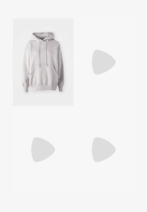 Ljusgrå bomullshuvtröja med känguruficka, justerbara snören och en liten vit logotyp på bröstet. Mjuk textur, avslappnad passform.; Grå sweatpants med resårmidja, snörningsdetalj och en liten vit Nike-logotyp på vänster lår. Mjukt tyg, lös passform.; Vita läder sneakers med grå accenter, perforerad tå, platta snören, vadderad krage och en texturerad gummisula.; Svart läderhandväska med en strukturerad design, som har ett handtag upptill, ett justerbart axelband och metallknappdetaljer.