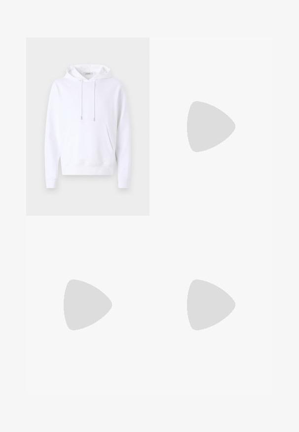 Fehér kapucnis pulóver, puha anyagból készült, elülső zsebbel, elasztikus mandzsettákkal és ezüstszínű fémrészekkel ellátott húzózsinórokkal.; Barna farmer széles lábú farmernadrág magas derékkal, két elülső zsebbel, gombos záródással és diszkrét textúrával. Nincsenek látható minták vagy kiegészítők.; Fekete bőr loaferek sima textúrával, kerek orral és dekoratív pánttal a vampnál. Alacsony, rétegelt sarkú, minimalista dizájn.; Fekete textúrájú, téglalap alakú keresztbody táska ezüst színű dupla cipzárral és a fronton középen elhelyezett kis "Sandro" logóval.
