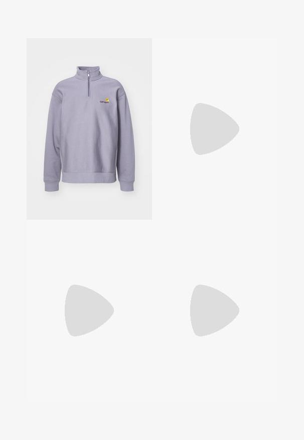 Jasnofioletowy sweter z wysokim kołnierzem, zamek błyskawiczny na pół długości i ryflowane mankiety. Posiada logo w ciemnym burgundzie i żółte akcenty.; Czarne spodnie cargo z prostym krojem, wykonane z wytrzymałego materiału, z bocznymi kieszeniami i naszywką z logo po lewej stronie.; Sneakers Nike Air Jordan 1 w białej i szarej skórze, z czarnym logo, perforowanym noskiem i płaskimi szarymi sznurowadłami.; Czarna torebka na ramię z zamkiem błyskawicznym, prostokątna, wykonana z tkaniny, z naszywką logo z przodu, z regulowanym paskiem na ramię.