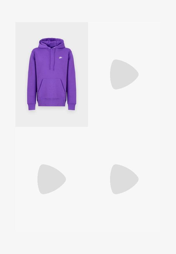 Hanorac Nike violet cu buzunar frontal, glugă cu șnur și logo alb pe piept. Fabricat din material moale de hanorac.; Hanorac cu mânecă lungă de culoare lavandă, realizat din bumbac, cu manșete ribbate și un mic logo brodat Nike pe piept. Textură moale și ușoară.; Pantaloni de trening negri, cu talie elastică, cu o croială lejeră, la baza pantaloni fiind strânși, având o textură netedă și fără modele sau accente metalice vizibile.; Adidașii Nike Air Max 90 albi, având un superior din plasă și piele, cutie pentru degete perforată și o unitate de aer vizibilă în călcâie.