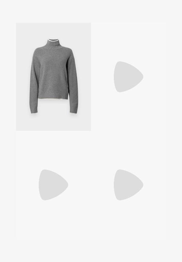 Grau gerippter Rollkragenpullover mit langen Ärmeln. Mit einem weißen Rand am Kragen und einem leicht verkürzten Saum. Weicher Stoff.; Dunkelblaue Nadelstreifenhosen mit hoher Taille, weit geschnittenem Bein und ohne sichtbare Beschläge oder Verzierungen. Glatte Textur und taillierte Passform.; Paul Smith TOPANGA - Klassischer Ballerina - black; Faltige beigefarbene Ledertasche mit einem silbernen Metallrahmen, ausgestattet mit zwei runden dekorativen Verschlüssen und einem silbernen Kettenriemen.