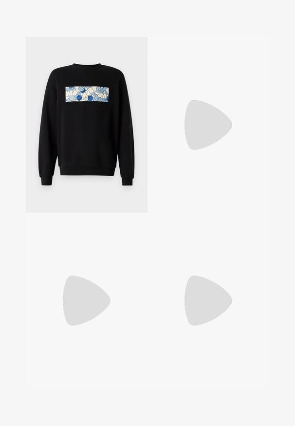 Felpa nera con un pannello rettangolare centrale caratterizzato da un motivo astratto blu e bianco. I polsini e l'orlo a costine offrono struttura.; Pantaloni della tuta azzurro chiaro realizzati in tessuto morbido, con un design affusolato, vita elasticizzata e orli a costole. Piccolo logo sul lato.; Sneaker Lacoste grigie scure in materiale mesh e sintetico, con suola testurizzata e dettagli marroni sul colletto e sul branding.; Marsupio in stampa tie-dye blu scuro con una parte superiore con zip, materiale testurizzato e un logo ben visibile sul davanti.