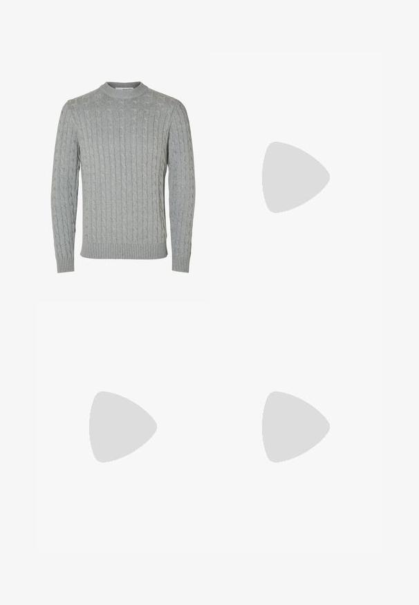 Szary sweter z plecionki warkoczowej, z okrągłym dekoltem, ściągaczami przy rękawach i w pasie. Tekstura ma podniesione wzory na całej powierzchni materiału.; Biała, bawełniana koszula z długim rękawem zapinana na guziki. Posiada klasyczny kołnierzyk, mankiety zapinane na guziki oraz małe, granatowe, haftowane logo na klatce piersiowej.; Jasnoniebieskie, dopasowane dżinsy z lekkim przetarciem na udach, z zapięciem na guziki z przodu, pętelkami na pasek oraz pięcioma kieszeniami, na białym tle.; Szare buty sportowe z cholewką z zamszu i tekstyliów, białym logo Nike i białymi sznurówkami. Posiadają teksturowaną gumową podeszwę i wyściełany kołnierz.