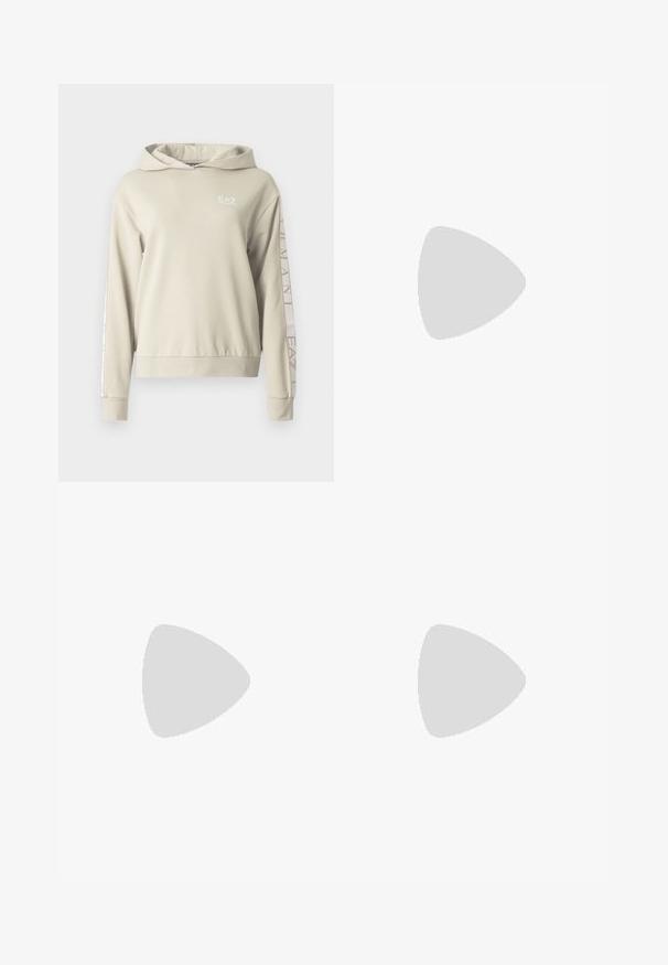 Šviesiai smėlio spalvos džemperis su gaubtu ir tekstūruotu paviršiumi, su EA7 logotipu ant krūtinės ir prekės ženklais ant rankovių.; Juodos plisuotos plačios kojos kelnės su elastine juostos. Medžiaga pasižymi vertikaliomis plokštelėmis ir lygiu paviršiumi.; Juodų aukštakulnių sandalų su pintu dirželiu dizainas, kvadratine nosimi ir reguliuojamu kulkšnies dirželiu. Šviesiai bežė padas su blizgiu juodu kulnu.; Juoda odinė rankinė su išlenkta forma, viena dirželiu, užtrauktuko uždarymu ir subtiliu ženklinimu priekyje. Lygus paviršius, minimalistinis dizainas.