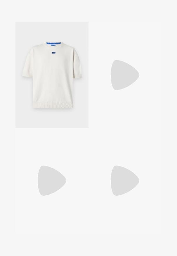 Maglione bianco a maniche corte con polsi e orlo a coste. Presenta un'etichetta blu con il logo "HUGO" sul petto. Texture liscia.; T-shirt nera con una grande grafica astratta grigia chiaro sul davanti. Maniche corte e scollatura rotonda classica. Materiale in cotone.; Shorts cargo in denim con un gradiente blu sbiadito e beige. Presentano due tasche laterali, una chiusura con bottone e dettagli cuciti.; Sneaker Lacoste grigie scure in materiale mesh e sintetico, con suola testurizzata e dettagli marroni sul colletto e sul branding.; Marsupio in stampa tie-dye blu scuro con una parte superiore con zip, materiale testurizzato e un logo ben visibile sul davanti.