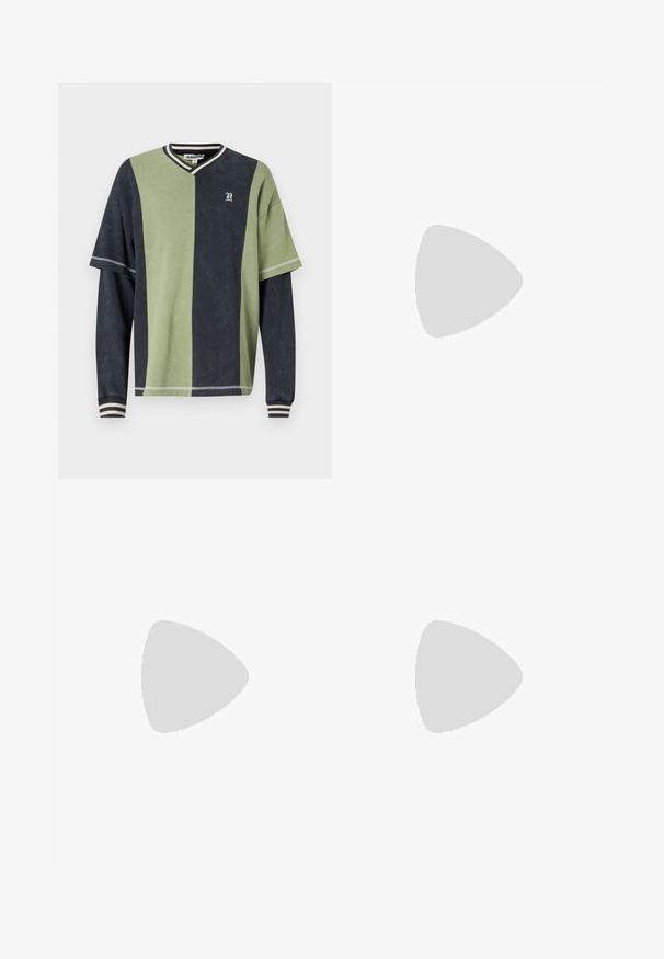 The Ragged Priest JOCK - Sweatshirt - green/black; Jean en denim noir à jambes droites avec cinq poches, fermeture à bouton et passants de ceinture, posés à plat sur un fond blanc.; Mocassin en cuir noir avec un bout arrondi, des détails cousus et une sangle décorative à l'avant. Semelle plate avec un profil minimal.; Collier en chaîne en argent présentant un pendentif détaillé en forme de planète, orné de petites accents et de motifs complexes.