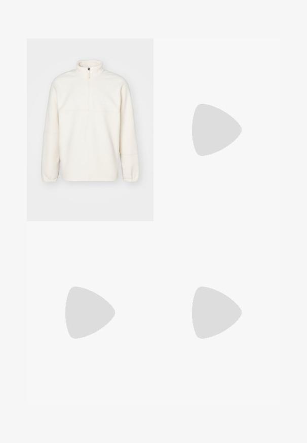 Valkoinen fleece-pullove, jossa on korkea kaulus, puolilukko ja elastiset hihansuut. Ominaisuuksiin kuuluu teksturoitu pinta ja huomaamaton logo rinnassa.; Nike musta musta T-paita, jossa on klassinen pyöreä kaula-aukko, lyhyet etkä hihat sekä hillitty, kohopainettu logo rinnassa. Silkkinen rakenne.; Mustat shortsit, joissa on naru vyötäröllä, kevyestä kankaasta valmistettu, sileä tekstuuri ja yksinkertainen muotoilu ilman näkyviä logoja tai kuvioita.; Mustat urheilukengät, joissa on teksturoitu kangas ja kumipohjat, elastiset nauhat ja sininen yksityiskohta kannassa. Yhdistetty vaaleisiin farkkuihin.