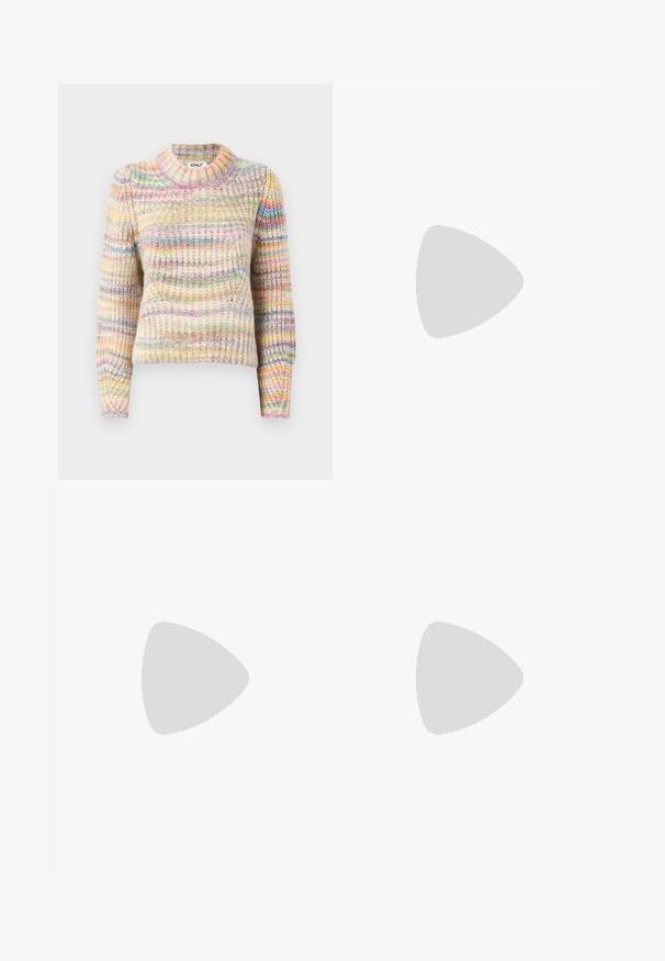 Pull en tricot multicolore avec une texture côtelée, présentant un col montant, des manches longues et des rayures alternées dans des teintes pastel.; Pantalons large en denim noir, dotés d'une taille structurée, de passants de ceinture et de poches avant. Texture lisse avec un design classique.; Escarpins noirs à plateforme avec un bout pointu et une sangle réglable à la cheville. Conçus en cuir lisse, avec un large talon bloc.; Sac à épaule en denim avec un design plissé, de couleur bleue, accents en clous argentés le long des bords et une sangle texturée.