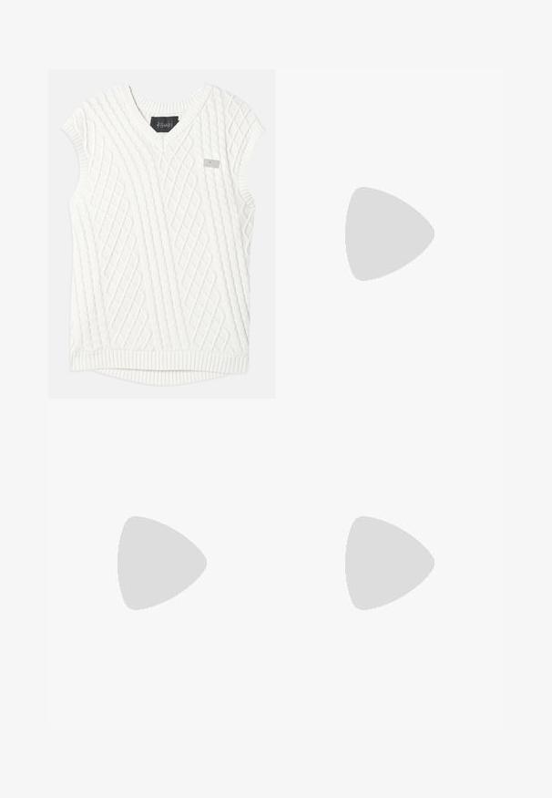 Λευκό χωρίς μανίκια πλεκτό πουλόβερ με V-ντεκολτέ, που διαθέτει διαμαντένιο σχέδιο και ριμπ τελείωμα. Μικρή ετικέτα μάρκας στο αριστερό στήθος.; Λευκό βαμβακερό μπλουζάκι με κοντά μανίκια, στρογγυλή λαιμόκοψη και γραφικό σχέδιο που περιλαμβάνει το κείμενο "Carhartt WIP" και μια εικονογράφηση τροφίμου στο στήθος.; Λευκά βαμβακερά cargo παντελόνια με χαλαρή εφαρμογή. Ενδεικτικά χαρακτηριστικά περιλαμβάνουν μπροστινές τσέπες, χρυσές λεπτομέρειες και ενισχυμένα γόνατα.; Μαύρα δερμάτινα παπούτσια με σχέδιο μπαλαρίνας και ραφές, συνδυασμένα με καφέ παντελόνι, σε ξύλινο δάπεδο.