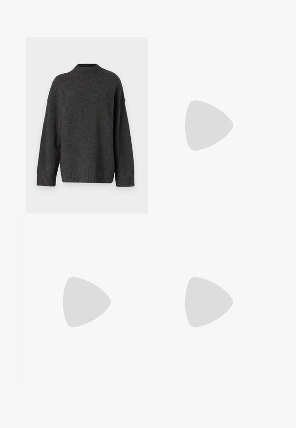 Suéter de punto gris oscuro con cuello alto, hombros caídos y puños y dobladillo acanalados. Textura suave con un ajuste relajado.; Jeans de pierna ancha en azul claro, confeccionados en denim, con una cintura alta, un lavado desgastado y un sutil patrón de tie-dye en la parte delantera.; Las sandalias negras de tacón alto presentan finas correas con un diseño anudado, una punta cuadrada suave y un elegante tacón de aguja.; Bolso clutch de cuero negro con forma rectangular, textura suave, cierre plano y un pequeño asa en el lateral. Presenta un sutil logo.; Aros de plata en forma de aro con un acabado liso y brillante. Diseño redondeado y ligero, con cierre de tipo post-back.