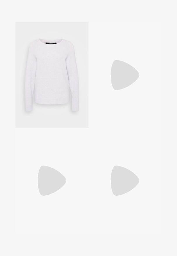 Svetlo vijoličast pulover, mehka tekstura, okrogli ovratnik, dolgi rokavi, rebrasti manšeti in rob. Preprost dizajn brez vzorcev ali okraskov.; ONLY Petite ONLMADISON BLUSH WIDE - Široke hlačnice - dark blue denim; Črne gležnjarje z sijajno površino, kvadratnim nosom in debelim blokskim peto. Oblikovanje izstopa s brezšivno silhueto in minimalnim logotipiranjem.; Srebrne obročaste uhane z gladko, polirano površino. Dva para z rahlo različnimi velikostmi. Preprost, krožen oblikovanje, lahki.