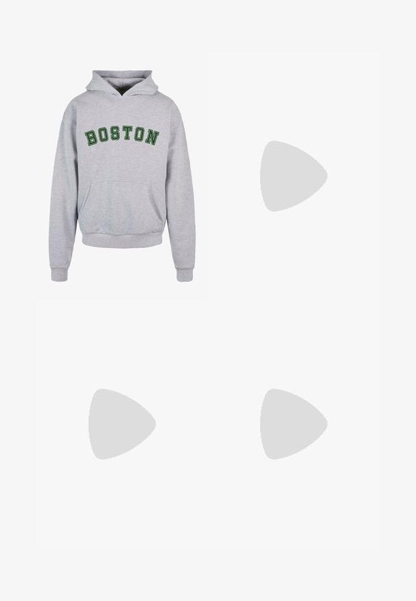 Szürke kapucnis pulóver, elülső zsebével, melynek mellkasán sötétzöld íves betűkkel a "BOSTON" felirat szerepel. Klasszikus dizájn, húzózsinórral ellátott kapucnival.; Olíva zöld cargo nadrág, erős pamutból készült. Több zsebbel, egy cipzáras oldalzsebbel és enyhén texturált felülettel ellátott, a szárai felé szűkülnek.; Fekete magas szárú vászon sportcipők fehér gumi talppal és fűzőkkel, az oldalukon kör alakú logóval, farmernadrággal és fekete nadrággal párosítva.; Három bandana: egy sárga fekete mintákkal, egy fehér fekete grafikával, és egy fekete fehér grafikával. Mind három négyzet alakú, könnyű anyagból készült.