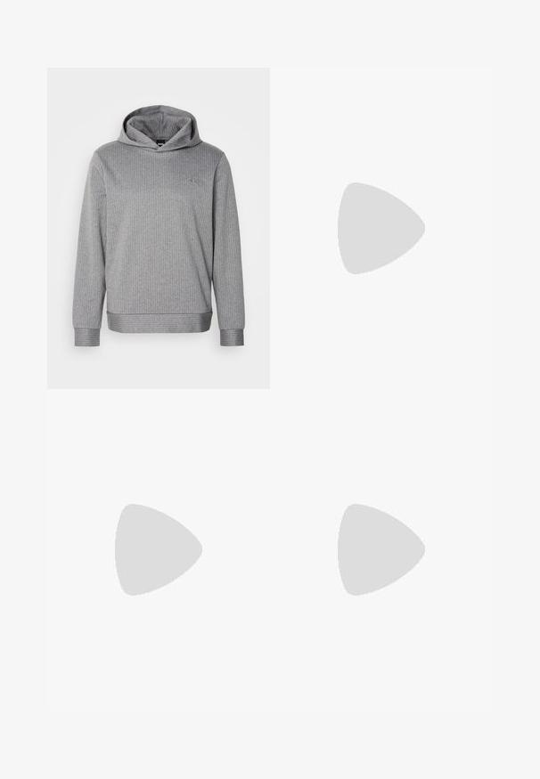 Felpa grigia con cappuccio realizzata in materiale a coste, caratterizzata da maniche lunghe, un fit rilassato e un logo discreto nella parte superiore sinistra del petto.; Pantaloni in denim nero con gamba dritta, cuciture visibili e chiusura frontale con bottone. Include due tasche laterali e due tasche posteriori.; Scarpa nera in pelle con lacci, punta tonda, texture liscia, cuciture minime e tacco in gomma basso. Logo sul tacco.; Borsa a secchiello nera realizzata in materiale sintetico testurizzato. Presenta due manici e una tracolla regolabile. Design semplice senza motivi visibili.