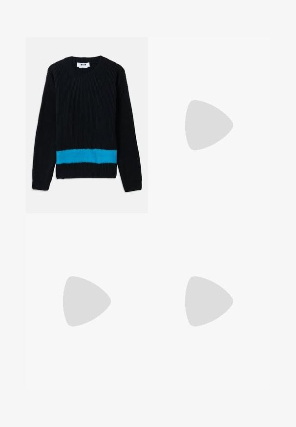 Crna pletena majica s rebrastom teksturom, s horizontalnom tirkiznom prugom na dnu. Klasični roud ovratnik i dugi rukavi.; Feng Chen Wang DECONSTRUCTED PATCHWORK TROUSERS UNISEX - Hlače - black; Crni kožni loafers s zaobljenim vrhom, s zlatnim detaljem i šavovima, smješteni na niskoj, teksturiranoj gumene potplati.; Bonastre RIDER XS UNISEX - Torba preko tijela - black