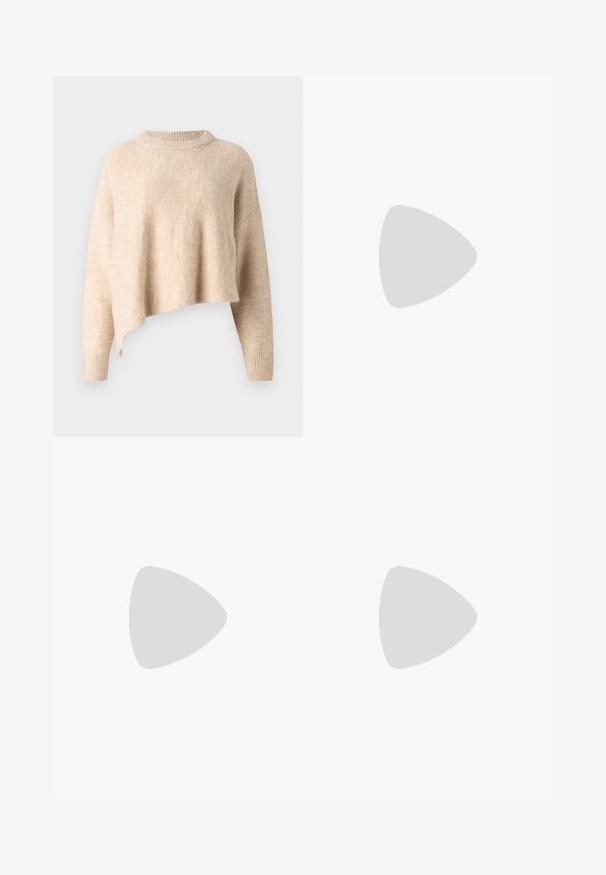 Sweater beige cropped com um decote redondo, textura suave e mangas longas. Apresenta uma bainha ligeiramente assimétrica e punhos canelados.; Jeans flare em denim preto com cintura alta, apresentando dois bolsos frontais, detalhes em metal prateado e costura visível na parte da frente.; Bota de tornozelo em couro castanho com ponta arredondada, salto baixo em bloco e uma fivela decorativa no tornozelo. Textura suave e design elegante.; Saco hobo preto feito de material liso e durável. Apresenta uma única alça ajustável e um logo em relevo discreto na parte da frente.
