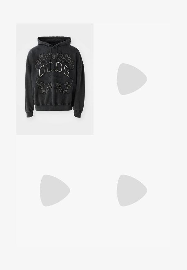 Felpa nera con cappuccio, arricchita con strass, caratterizzata da una grafica, cappuccio con coulisse e polsini e orlo a costine.; GCDS BAND LOGO REGULAR - T-shirt con stampa - black; Pantaloni sportivi neri con strisce rosse a contrasto e logo sul lato. Presentano una vita elastica con cordino e polsini alla caviglia a punta.; Mocassino in pelle nera con punta arrotondata, accenti bianchi e dettagli in oro sulla parte anteriore. Presenta un patch testurizzato e un tacco impilato.