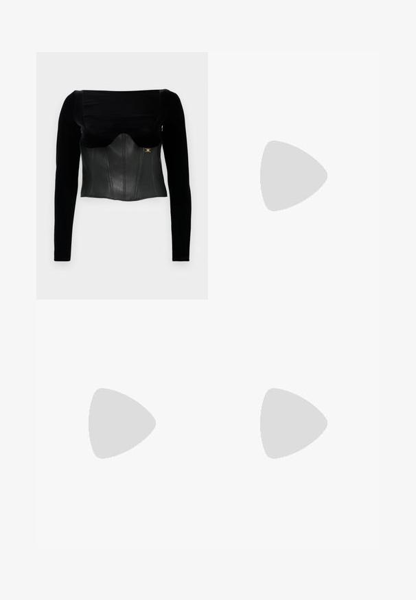 Fekete, hosszú ujjú felső, struktúrált bőr felsőrésszel, sima felülettel, széles nyakkivágással és arany kiegészítővel az oldalon.; Fekete farmerbő szabású nadrág, magas derékkal, öt zsebbel, valamint fémgomb díszítéssel az oldalakon. Sima textúra és klasszikus illeszkedés.; Barna, krokodilbőr hatású bőr slingback pumpa hegyes orral, nyitott oldalakkal és vékony, magas sarkú kialakítással. Csattal állítható.; Fekete flitteres mini kézitáska csomózott textúrájú pánttal és ezüst lánccal. Lekerekített forma, ráncolt tetejével és fényvisszaverő részletekkel.