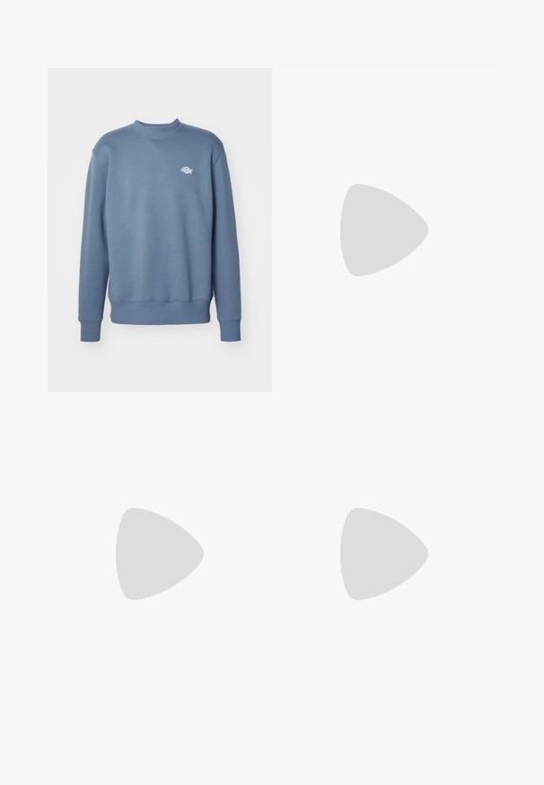 Felpa blu in misto cotone con collo rotondo, polsini e orlo a costine. Presenta un piccolo logo ricamato sul petto. Tessuto liscio.; The North Face EXPLORE CARABINER RELAXED TEE UNISEX - T-shirt con stampa - white; Pantaloni in denim grigio con vestibilità rilassata, caratterizzati da toppe strappate alle ginocchia, cuciture a contrasto e un piccolo logo sul lato.; Sneakers neri con dettagli bianchi, materiali in rete e gomma, caratterizzati da una suola testurizzata e una linguetta sul tallone. Indossati con calze bianche e pantaloni grigi.