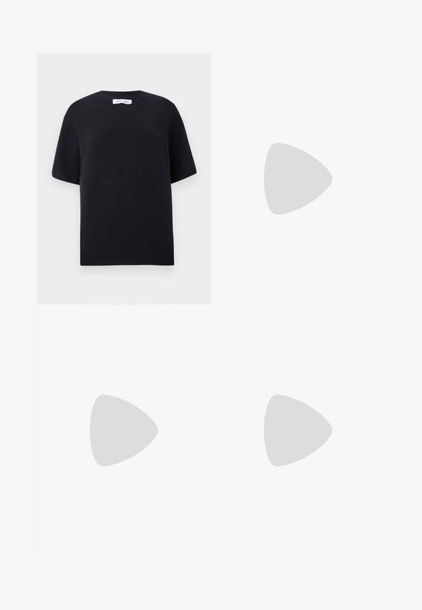 Pulover scurt, tricotat, negru, cu mânecă scurtă, decolteu rotund și tiv cu nervuri. Textură netedă, cu o croială lejeră. Design minimalist.; Jeans din denim albastru deschis cu talie înaltă, croială evazată, două buzunare laterale și un design pliat. Textură moale cu un finisaj decolorat.; Pantof cu toc mic, cu vârf ascuțit și slingback, realizat din piele netedă, având un design decupat pe lateral pentru respirabilitate.; Geantă de mână din piele neagră, cu o formă curbată, mânere subțiri, fermoar argintiu și logo-ul Calvin Klein pe față. Textură netedă și design minimalist.