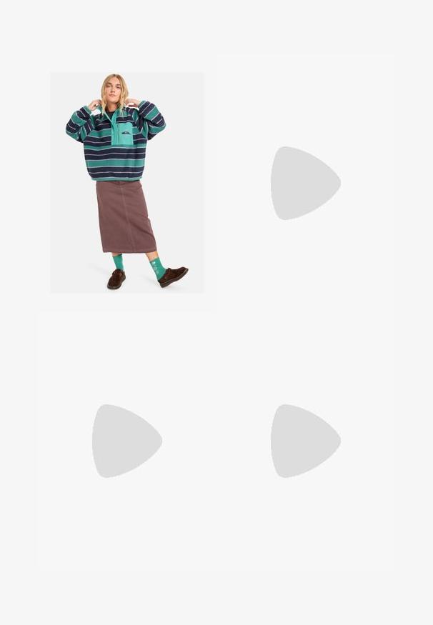 Pulôver de fleece com riscas em azul petróleo e azul marinho, design de meia zíper, bolso frontal, combinado com uma saia castanha e meias verdes estampadas.; Calças de fato de treino rosa-clear, feitas de um tecido suave, apresentando um design de pernas largas, cintura elástica com cordão e detalhe de logótipos bordados.; Ténis brancos desportivos com materiais em malha e sintéticos, design com atacadores, colarinho acolchoado e sola texturizada para melhor aderência. Construção leve.; Bolsa de couro preta com forma curva, alça destacável e detalhes em dourado. A bolsa possui uma aba com detalhe de fivela.