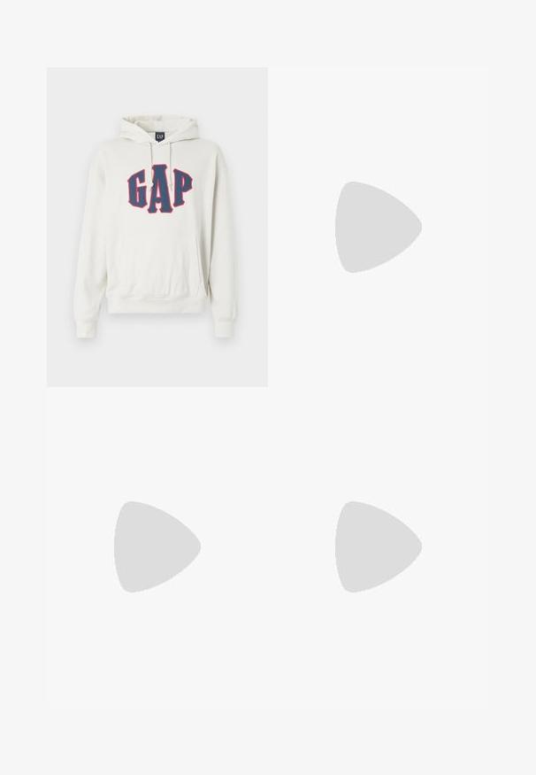 Kremna kapuca s velikim rdečim in temno modrim logotipom "GAP". Vključuje sprednji žep in kapuco z vrvico. Mehak, teksturiran material.; Svetlomoderne kavbojke z ohlapnim krojem, srednjim pasom in ravnimi nogami. Imajo pet žepov, zanke za pas in zapiranje na gumb.; Črne semiš slingback čevlje z debelim, teksturiranim podplatom in srebrno zaponko. Eleganten dizajn z minimalističnim stilom, ki lebdi nad teksturirano površino.; Črne usnjene rokavice z gladko teksturo, pet prstov in subtilnimi šivi. Klasičen dizajn, primeren za uporabo v hladnem vremenu.