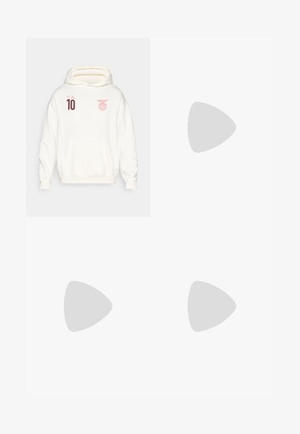 Hvit hettegenser med rød "O Rei"-tekst, nummer 10 på venstre bryst, og en rød ørner logo på høyre bryst, frontlomme i kengurustil.; Tre hvite ribbestrikkede tank topper laget av bomull. Har en rund hals og små svarte etiketter nær kanten. Tilgjengelig i flere størrelser.; Grå Nike joggebukser med snor i midjen, smale ben, sidelommer og distinkte sømdetaljer. Myk, teksturert stoff.; Grå treningssko med overdel i nett og semsket skinn, hvite detaljer, en polstret såle, og et særpreget design med reflekterende elementer.