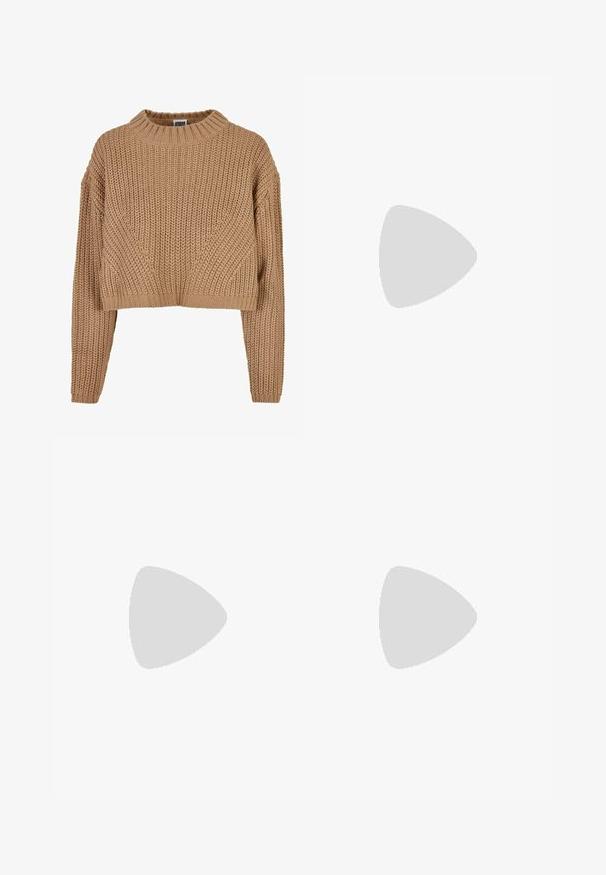 Beige gebreide trui met een hoge hals, een cropped ontwerp, lange mouwen en een gestructureerd patroon. Heeft ribgebreide manchetten en een zoom.; Zwarte wijde broek gemaakt van soepel, glanzend materiaal met een elastische tailleband en zonder zichtbare zakken of hardware-details.; Zwarte canvas sneakers met witte veters, een witte rubberen teenkap en een chunky witte tussenzool. Bevat subtiele witte stiksels en een gumzool.; Zwarte rechthoekige zonnebril met donkere lenzen en dikke matte monturen. De zijstukken zijn licht taps toelopend met een gladde textuur.