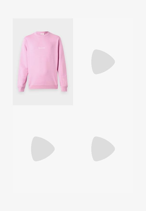 Sweatshirt rose en mélange de coton, doté de manches longues et d'un col rond. Comprend un logo blanc en cursive sur le devant.; Shorts cargo en denim bleu à taille haute, avec plusieurs poches cargo sur les côtés et un design classique à cinq poches. Texture délavée.; Sneaker noir bas avec des rayures blanches, lacets noirs, semelle texturée noire et accent de talon blanc, marqué "JACK & JONES" sur le côté.; Banane en tissu noir avec une forme arrondie, poche zippée à l'avant et texture lisse. Pas de motifs ou d'accents visibles. Design léger.