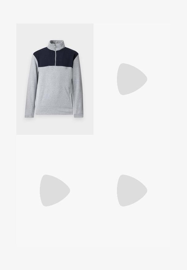Pullover grigio in pile con una sezione superiore blu navy. Presenta un colletto con zip a un quarto e tasche laterali. Texture morbida, design casual.; Polo shirt nero a maniche corte con un motivo astratto testurizzato. Il colletto è piatto e leggermente aperto, migliorando il design rilassato.; Shorts in denim azzurro chiaro con taglio classico. Presentano cinque tasche, dettagli di cucitura arancione e orli a taglio vivo.; Mocassini in pelle nera con finitura liscia, punta arrotondata e cuciture decorative sulla tomaia. Tacco basso impilato e leggero lucido.