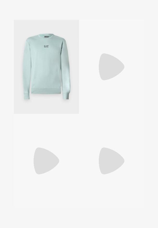 Gai zils džemperis, kas izgatavots no mīkstas auduma. Iekļauj ribotas aproces un apakšmalu, apaļu izgriezumu, ar nelielu EA7 logotipu uz krūtīm.; Melni kokvilnas bikses ar taisnu kāju dizainu, ar priekšējo pogu aizdari un sānu kabatām, gluda tekstūra, bez redzamām rakstām.; Baltās zemas kedas ar faktūru ādas virsu, krēmkrāsas rievojamu zoli un brūnu pacēlumu uz papēža. Iekļauj baltas auklas un logo detaļu uz papēža.; Melna Michael Kors duffel soma ar divām rokturām, priekšējais rāvējslēdzēja kabata ar atkārtotu MK logo rakstu un Michael Kors zīmolu.