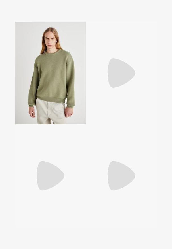 Suéter verde de punto con cuello redondo, hombros caídos y puños acanalados. La textura es suave, con un ajuste casual y un diseño minimalista.; Pegador BARROW - Vaqueros holgados - sand washed blue; Mocasín de cuero negro con un acento de borlas, que presenta una suela gruesa negra y costuras amarillas a lo largo del borde. Acabado texturizado.; Collar de metal plateado de tres capas que presenta cadenas flexibles y elegantes con un ligero brillo, asegurado con un cierre de langosta y cadena ajustable.