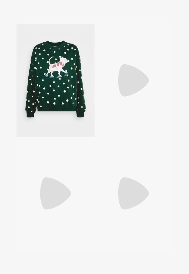 Monki Camisola - green; Leggings pretos flare feitos de tecido elástico, com uma cintura alta e listras brancas nas laterais. Inclui um pequeno logótipo na cintura.; Sneaker bege com tecido texturizado, detalhes lisos de contraste, sola arredondada e atacadores, suspenso acima de uma superfície grelhada.; Saco de tecido preto com um padrão texturizado e acolchoado. Forma arredondada, alças curtas e grossas, e uma estrutura macia e flexível.