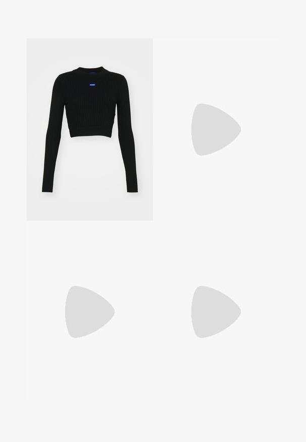 Črn rebrast dolg rokav prirezani vrh z visokim ovratnikom in modrim logotipom HUGO na prsih. Tkanina se zdi mehka z teksturiranim zaključkom.; Naguban siva krilo iz teksturirane tkanine, z oprijetim pasom in širšim krojem. Brez vidnih kovinskih delov ali okrasnih elementov.; Črne usnjene sandale na peto z ostro konico, ki imajo tanko peto in zlat ton na nastavljivem traku. Gladka tekstura.; Črna usnjena torbica s strukturnim dizajnom, ki ima skrajšano obliko, zgornji ročaj in zlate dodatke. Vključena je nastavljiva ramenska naramnica.