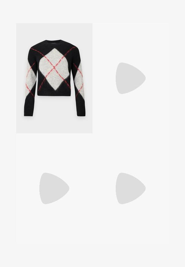 Zwart wollen trui met een grijs-wit argyle-patroon met rode accenten. Het heeft een ronde hals en lange mouwen, met een cropped zoom.; Zwarte mouwloze top met hoge hals, gemaakt van gladde, elastische stof, weergegeven op een effen witte achtergrond.; Blauwe denim jeans met een wijduitlopende ontwerp, vijf zakken, knoopsluiting en contrasterende stiksels. Gestructureerde stof met een vervaagde afwerking.; Zwarte leren kniehoge laars met een gladde textuur, ronde neus, lage blokhak en subtiele stikdetails aan de zijkant.; Zwarte leren emmer tas met trekkoord sluiting, voorzien van een glanzend "CK" logo aan de voorkant en gouden hardware accenten.