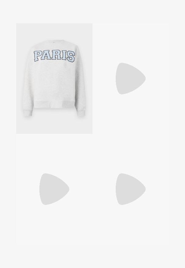 Felpa grigia con la scritta "PARIS" in carattere grassetto e blu chiaro sulla parte anteriore. Presenta un collo rotondo e polsini e orlo a coste.; Jeans beige a gamba larga con vita alta, dotati di chiusura a pulsante, tasche frontali e orlo sfrangiato. Realizzati in tessuto denim.; Scarpe slingback in pelle nera con punta affusolata, tacco piatto e cinturino alla caviglia; indossate con jeans a gamba larga blu chiaro.; Occhiali da sole color crema con lenti ovali, tonalità nera e accenti metallici con logo alle tempie. Texture liscia, design a occhio di gatto.; Borsa a spalla in pelle nera con due manici lunghi, parte superiore arricciata e un accento circolare dorato. Texture liscia con un design minimalista.