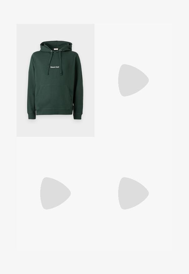 Sweatshirt à capuche en coton vert avec une poche kangourou à l'avant, des poignets côtelés et un logo brodé sur la poitrine en blanc. Design simple.; Jean en denim bleu clair à taille haute, avec bouton avant, fermeture éclair et design à cinq poches, posé à plat sur un fond neutre.; Baskets blanches avec des accents noirs et gris, présentant un embout texturé gris, une semelle en caoutchouc noir et des lacets plats blancs. Design épuré, style minimaliste.; Sac banane en suède gris avec une forme arrondie, deux compartiments zippés et une sangle réglable. Comprend des accents en métal.