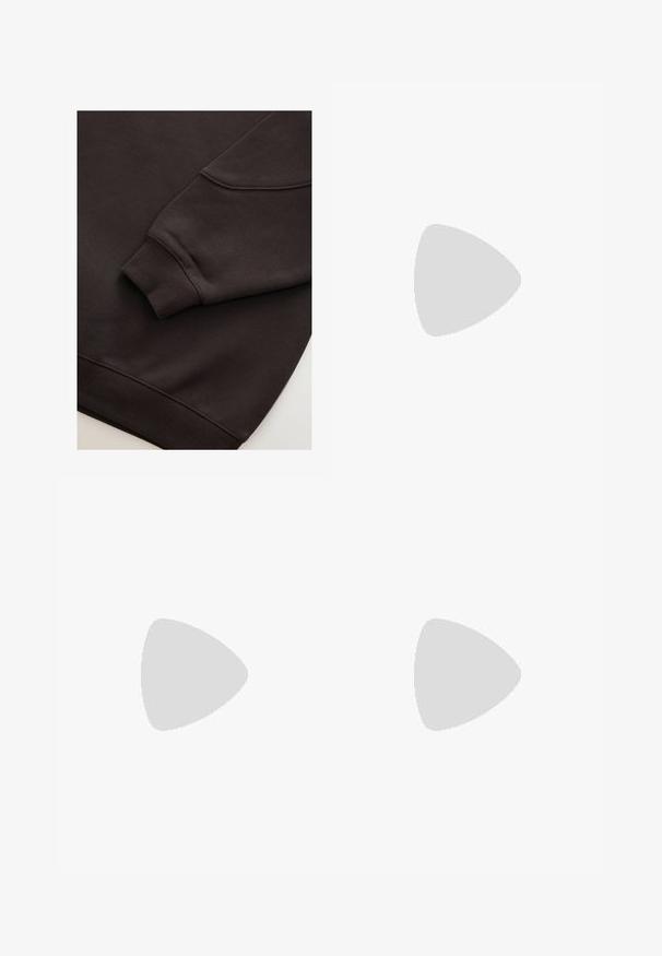 Mørkebrun sweatshirt med ribbede manchetter og kant. Glat tekstur med rund halsudskæring og en synlig søm på ærmet.; Sorte polyester culotte bukser med elastisk talje, to forpiber og en løs silhuet. Ingen synlige mønstre eller hardware detaljer.; Sorte flade sandaler med en blank finish, tre tynde stropper og en cirkulær hardwaredetalje ved tæerne. Slankt design med en minimal hæl.; Sort læderhåndtaske med en buet form, aftagelig rem og guldfinish. Tasken har en klap med en spænde detalje.