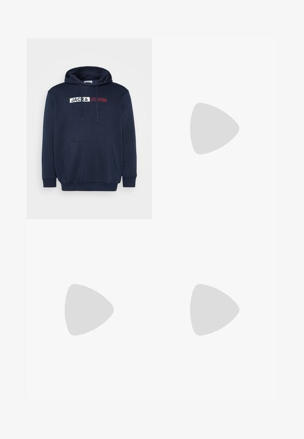 Felpa blu navy con tasca a marsupio, cappuccio con coulisse e logo stampato in bianco/rosso con la scritta "JACK & JONES" sul petto.; Maglietta bianca in cotone con maniche corte, scollatura rotonda, vestibilità comoda e senza loghi o motivi visibili. Texture liscia e design minimale.; Pantaloni cargo in denim azzurro chiaro con una vestibilità rilassata, dotati di anelli laterali e tasche frontali, caratterizzati da una texture sbiadita.; Mocassini in pelle nera con un design elegante, punta rotonda, dettagli cuciti e tacco a blocco basso. Texture liscia e accenti minimi.
